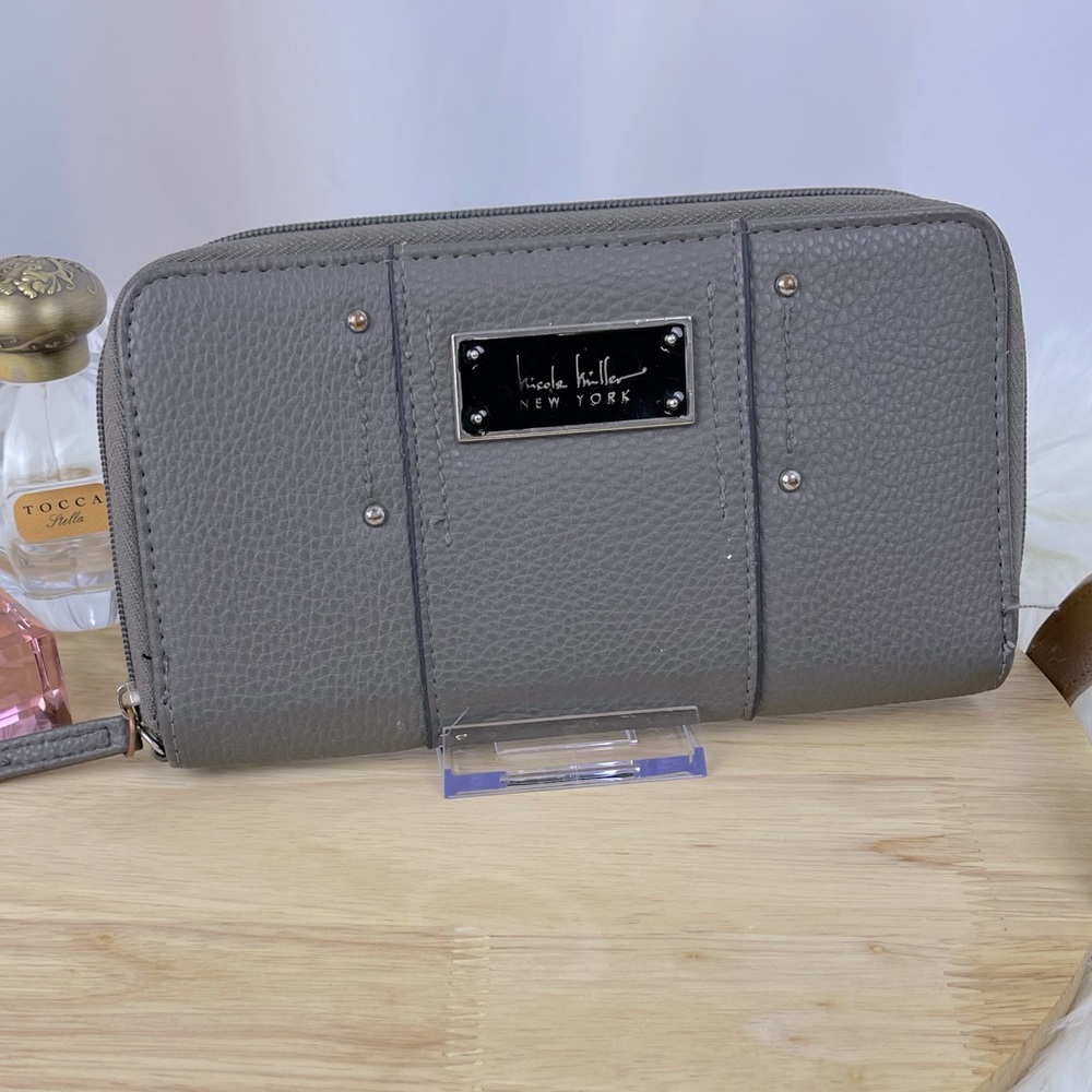 Nicole Miller 5 Pocket Gray Wallet with Zipper Compartment and 12 Card Slots